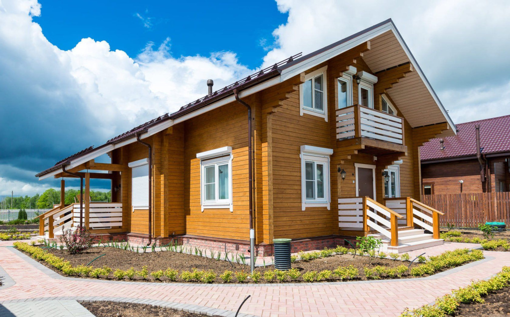 1635885352_16-na-dache-pro-p-pokraska-derevyannikh-domov-foto-16 (1).jpg