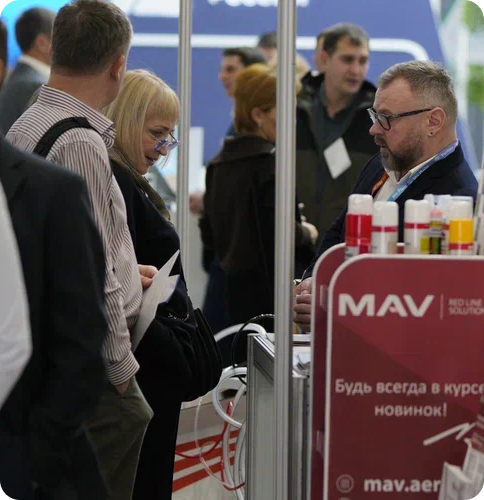 Общение с посетителями на стенде MAV