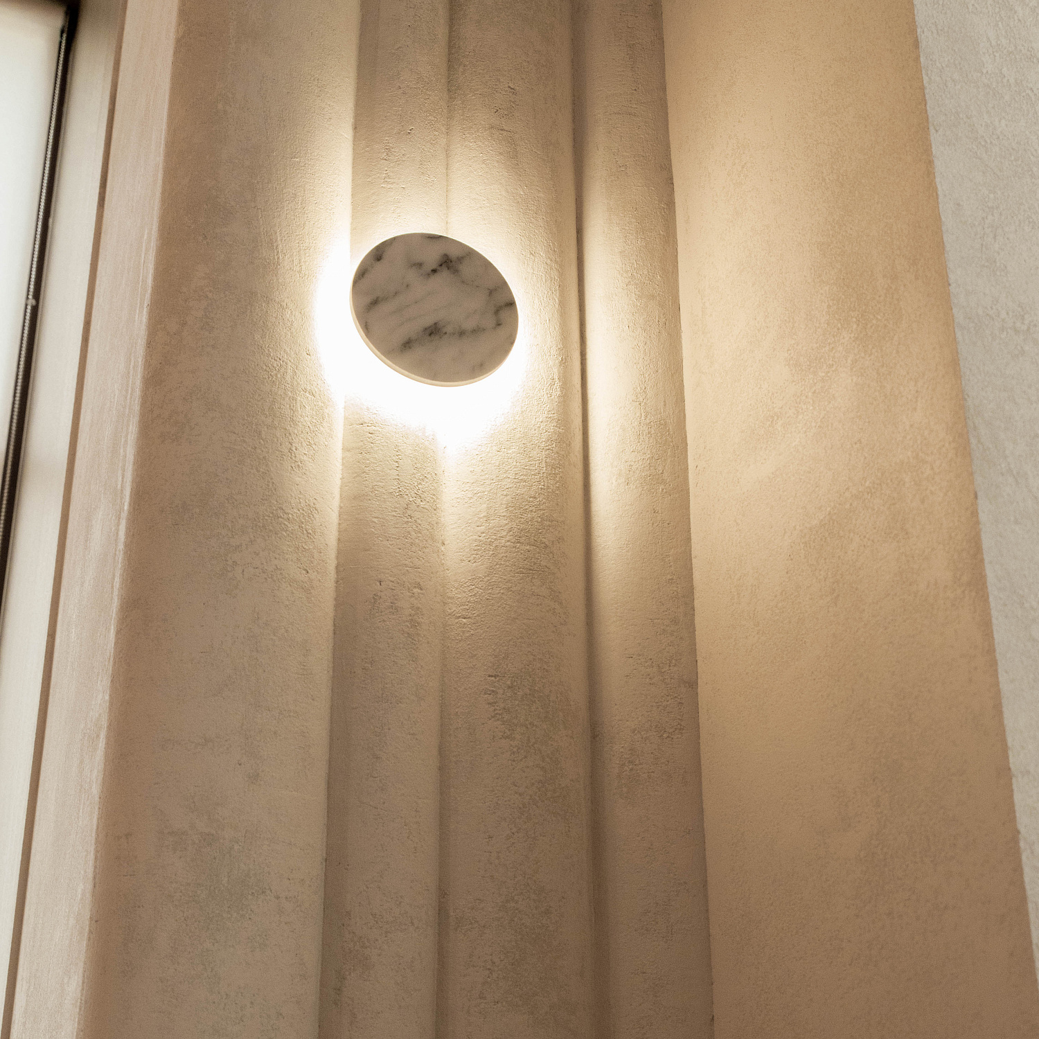 Ресторан MARBL г. Минск. Материалы: Декоративная штукатурка Lino 0,2 фракция, грунтовка Fattura, Декоративная штукатурка Marmo Decor.