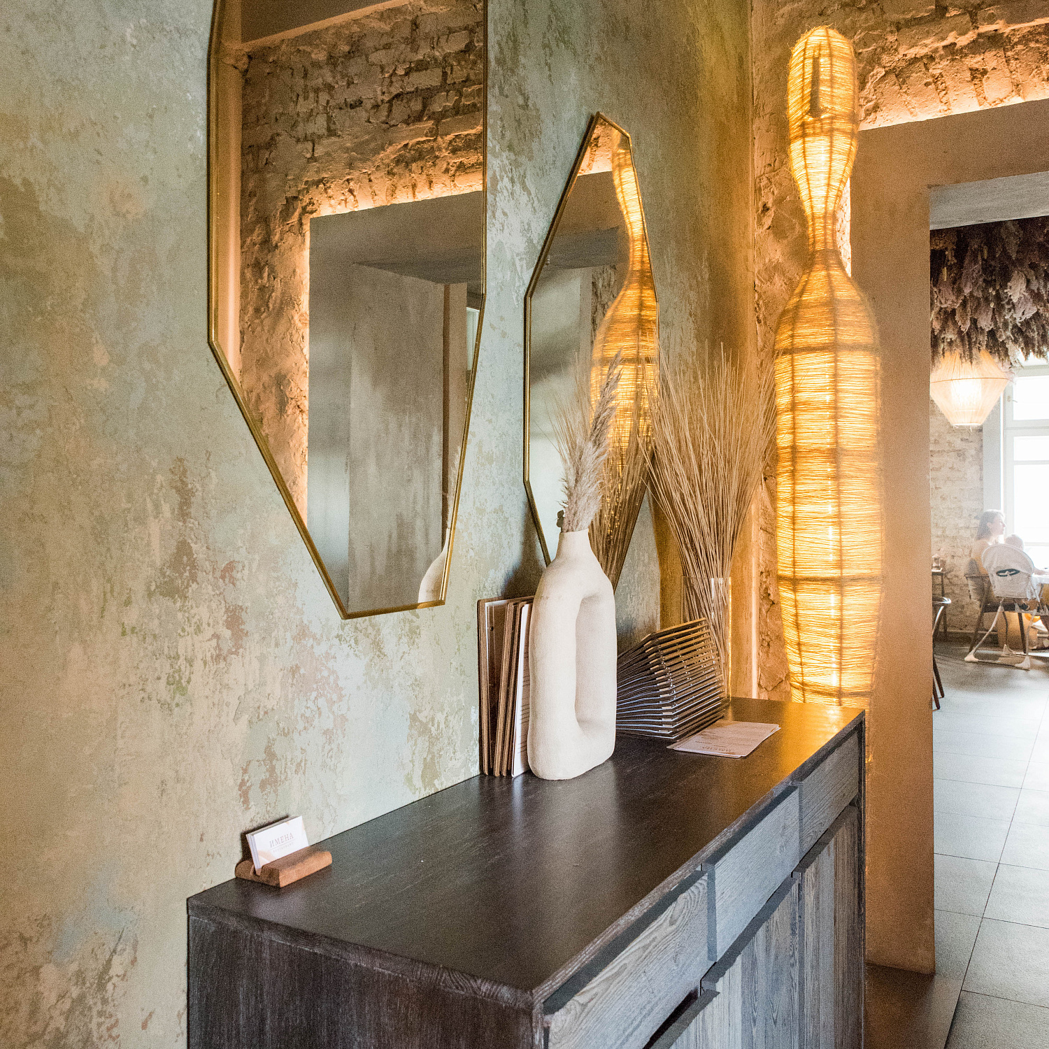 Ресторан ИМЕНА. Материал: Декоративная штукатурка Multibasis Plast