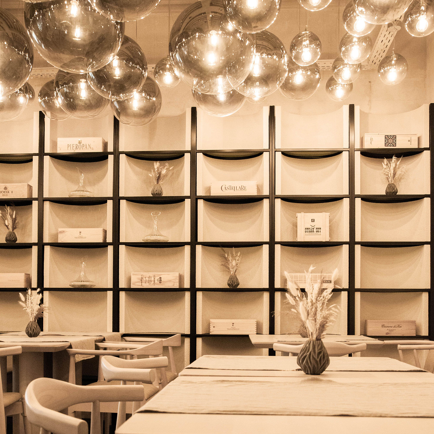 Ресторан MARBL г. Минск. Материалы: Декоративная штукатурка Lino 0,2 фракция, грунтовка Fattura, Декоративная штукатурка Marmo Decor.