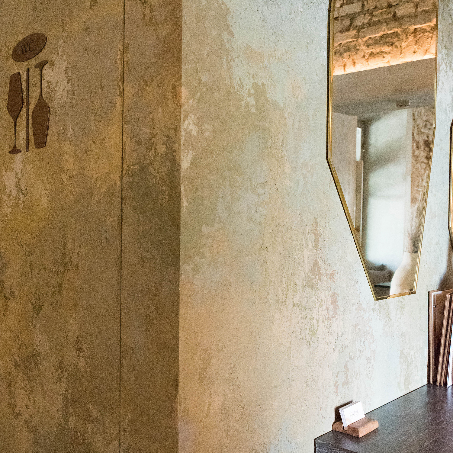 Ресторан ИМЕНА. Материал: Декоративная штукатурка Multibasis Plast