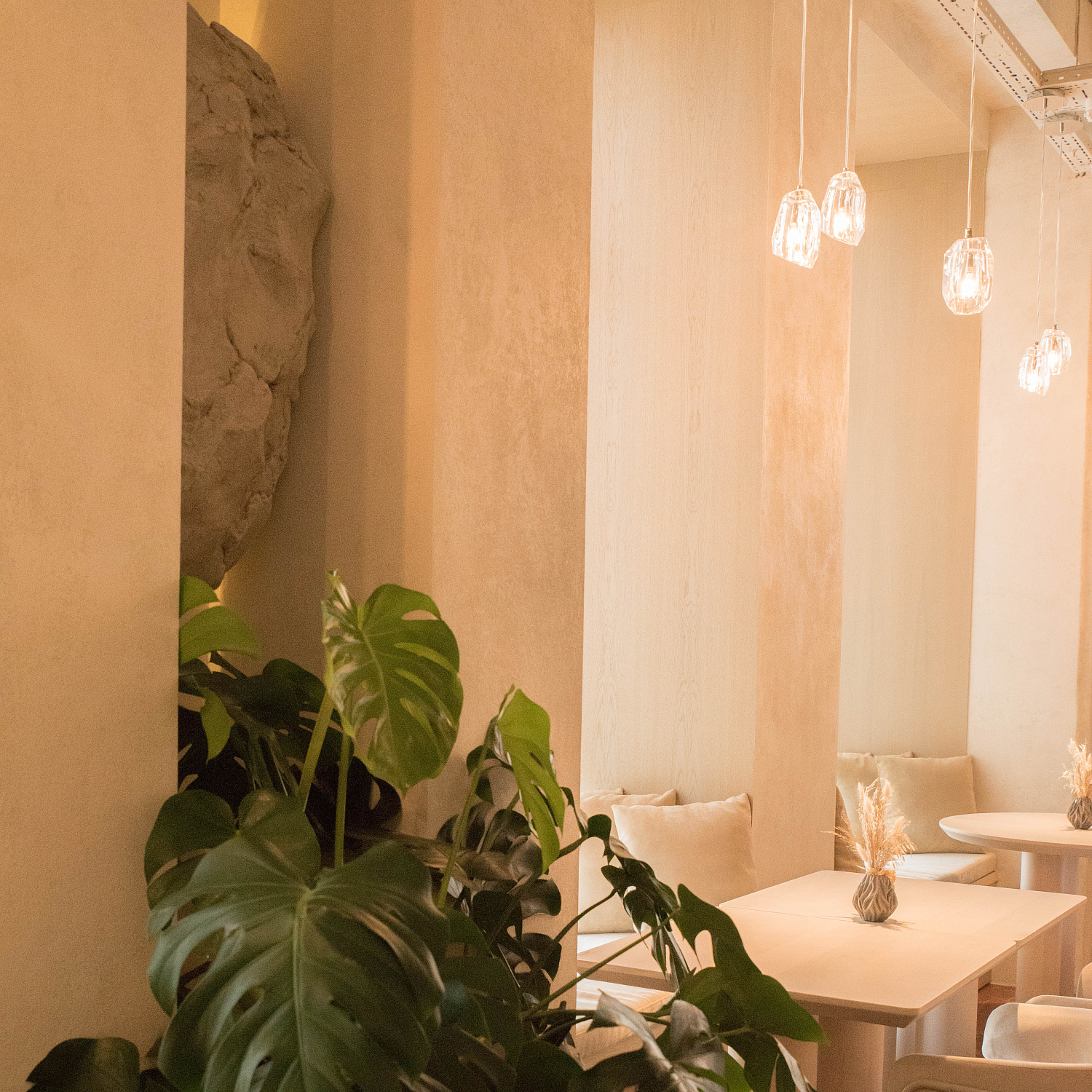 Ресторан MARBL г. Минск. Материалы: Декоративная штукатурка Lino 0,2 фракция, грунтовка Fattura, Декоративная штукатурка Marmo Decor