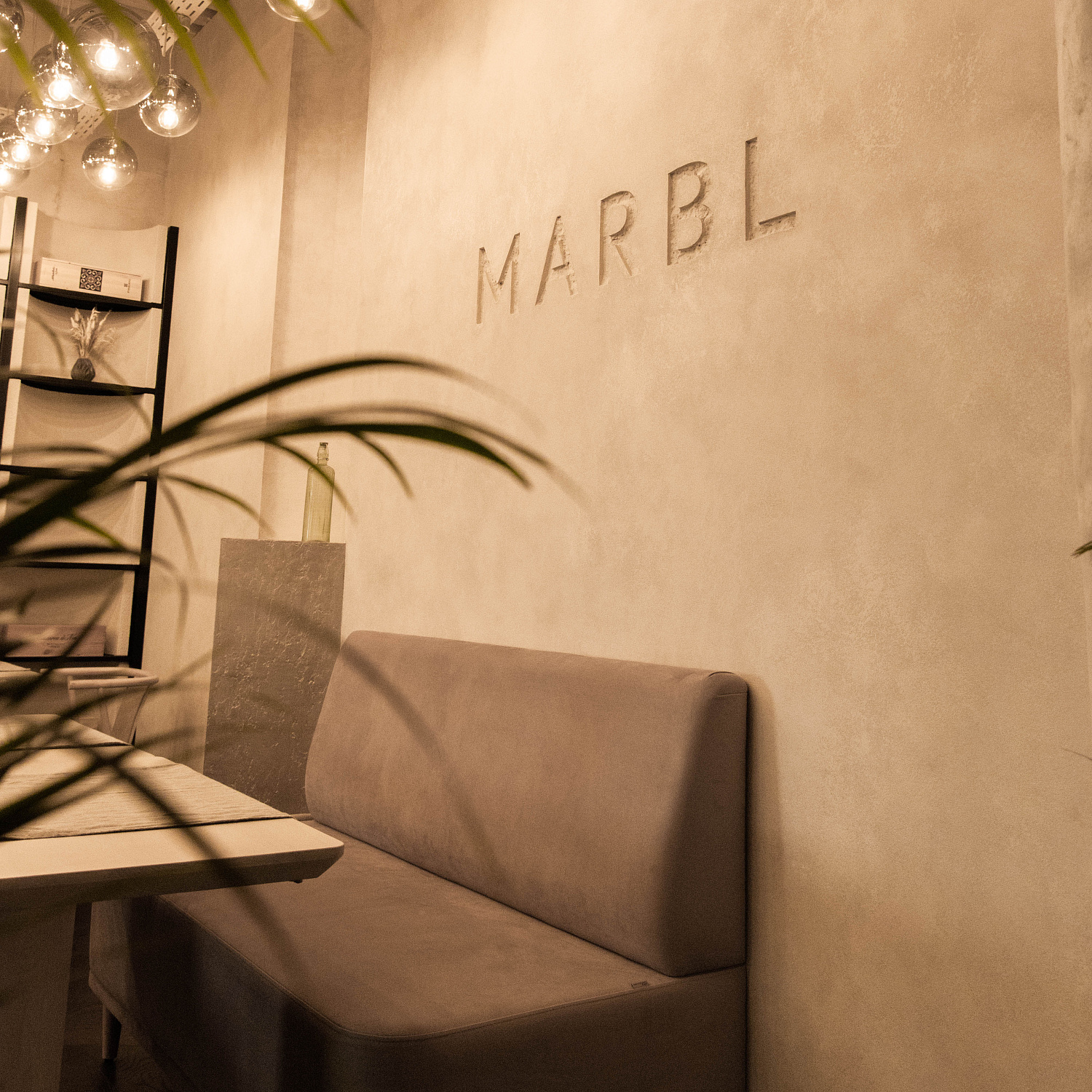 Ресторан MARBL г. Минск. Материалы: Декоративная штукатурка Lino 0,2 фракция, грунтовка Fattura, Декоративная штукатурка Marmo Decor.