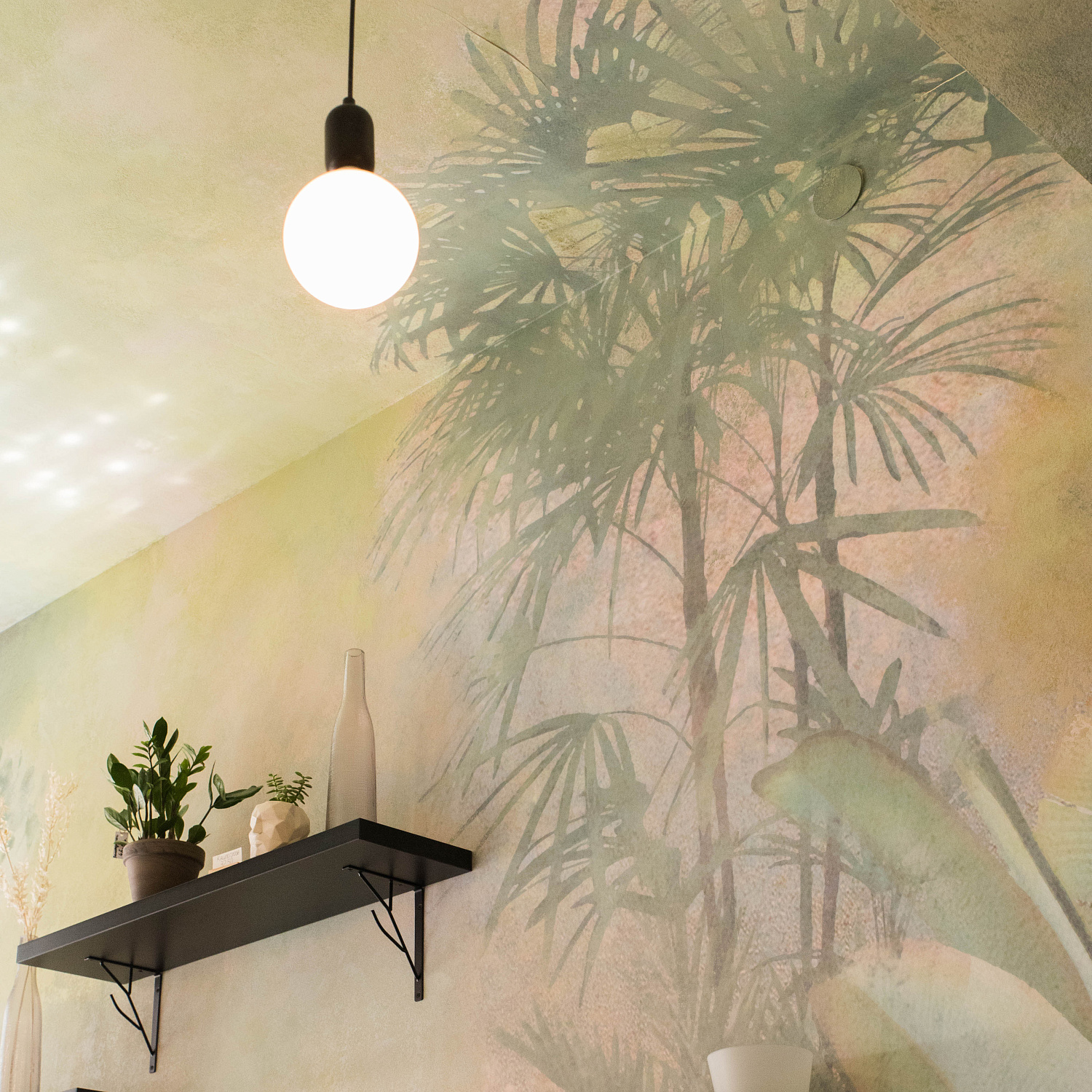 Кофейня KAVA I KVETKI г. Минск. Материалы: Декоративная штукатурка Lino 0,2 фракция