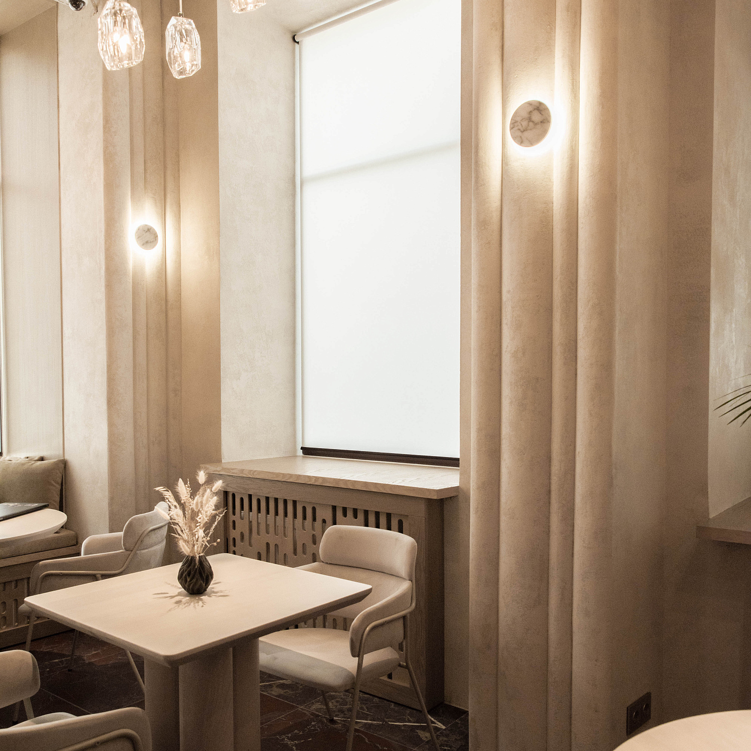 Ресторан MARBL г. Минск. Материалы: Декоративная штукатурка Lino 0,2 фракция, грунтовка Fattura, Декоративная штукатурка Marmo Decor.